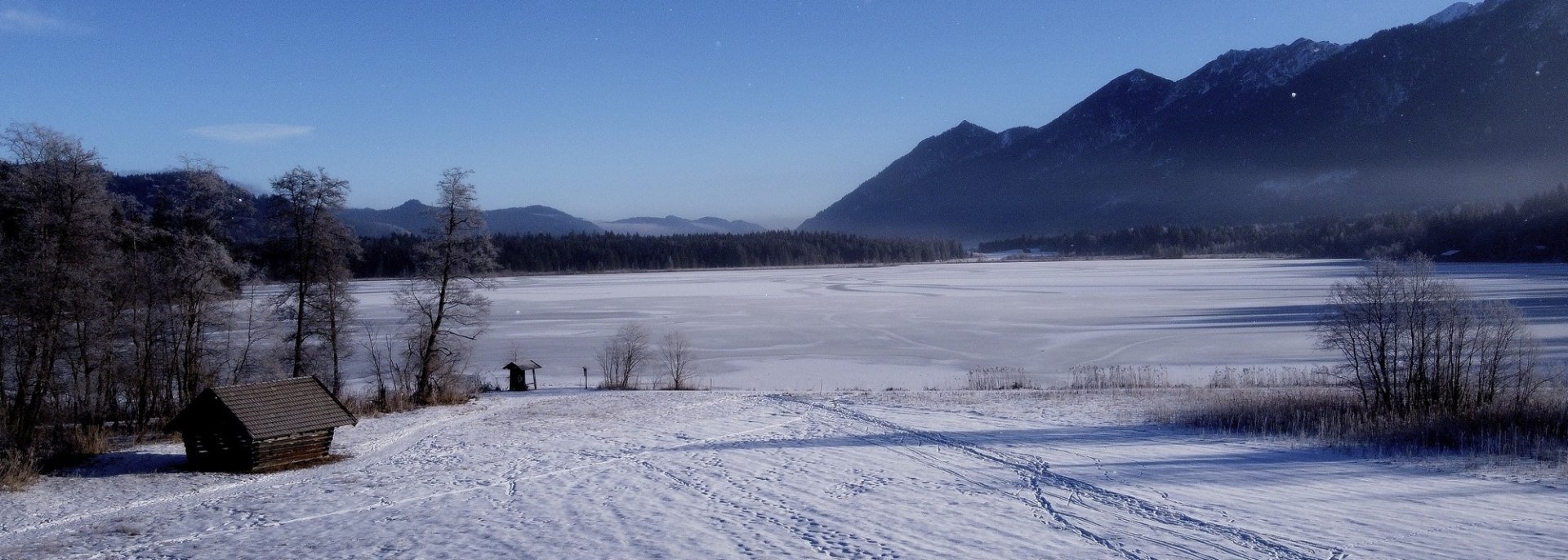 Der Barmsee in Krün ist auch im Winter ein ideales Wanderziel, © Alpenwelt Karwendel | Angelika Warmuth