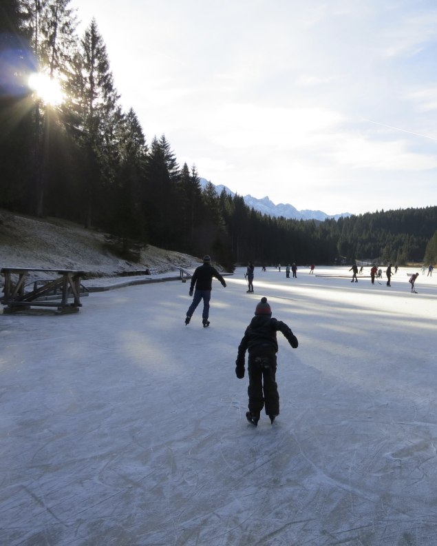 Auch im Winter bietet der Grubsee der ganzen Familie ihren Freizeitspaß , © Alpenwelt Karwendel | Christoph Schober 