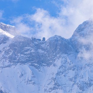 Meter-high snow walls and rugged ice cliffs frame the mountain station of the Karwendelbahn - Winter in Bavaria, © Alpenwelt Karwendel | mr.schneemann