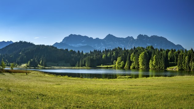 Saftige Grüntöne am Schmalensee beim Mittenwald mit Aussicht auf Karwendel, © Alpenwelt Karwendel | Paul Wolf