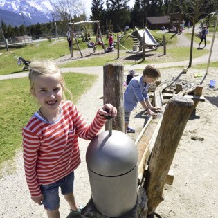 Water play at the rafting playground Krün, © Alpenwelt Karwendel | Stefan Eisend