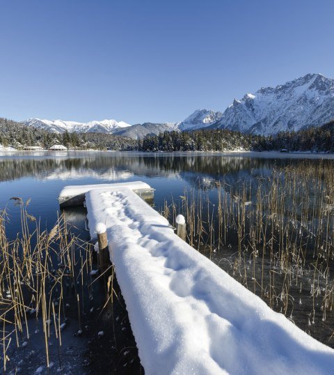 Winter in den Bergen - Der Lautersee nahe Mittenwald mit schneebedecktem Karwendel., © Alpenwelt Karwendel | Zugspitz Region GmbH