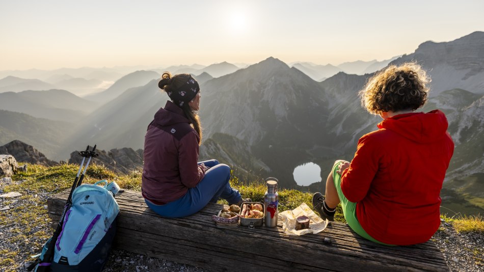 Brotzeit auf der Schöttelkarspitze, © Alpenwelt Karwendel | Pierre Johne