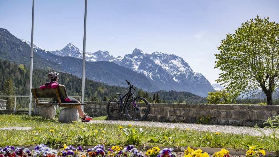 Bikepause mit aussicht auf den Karwendel am Rathaus in krün, © Alpenwelt Karwendel | Pierre Johne