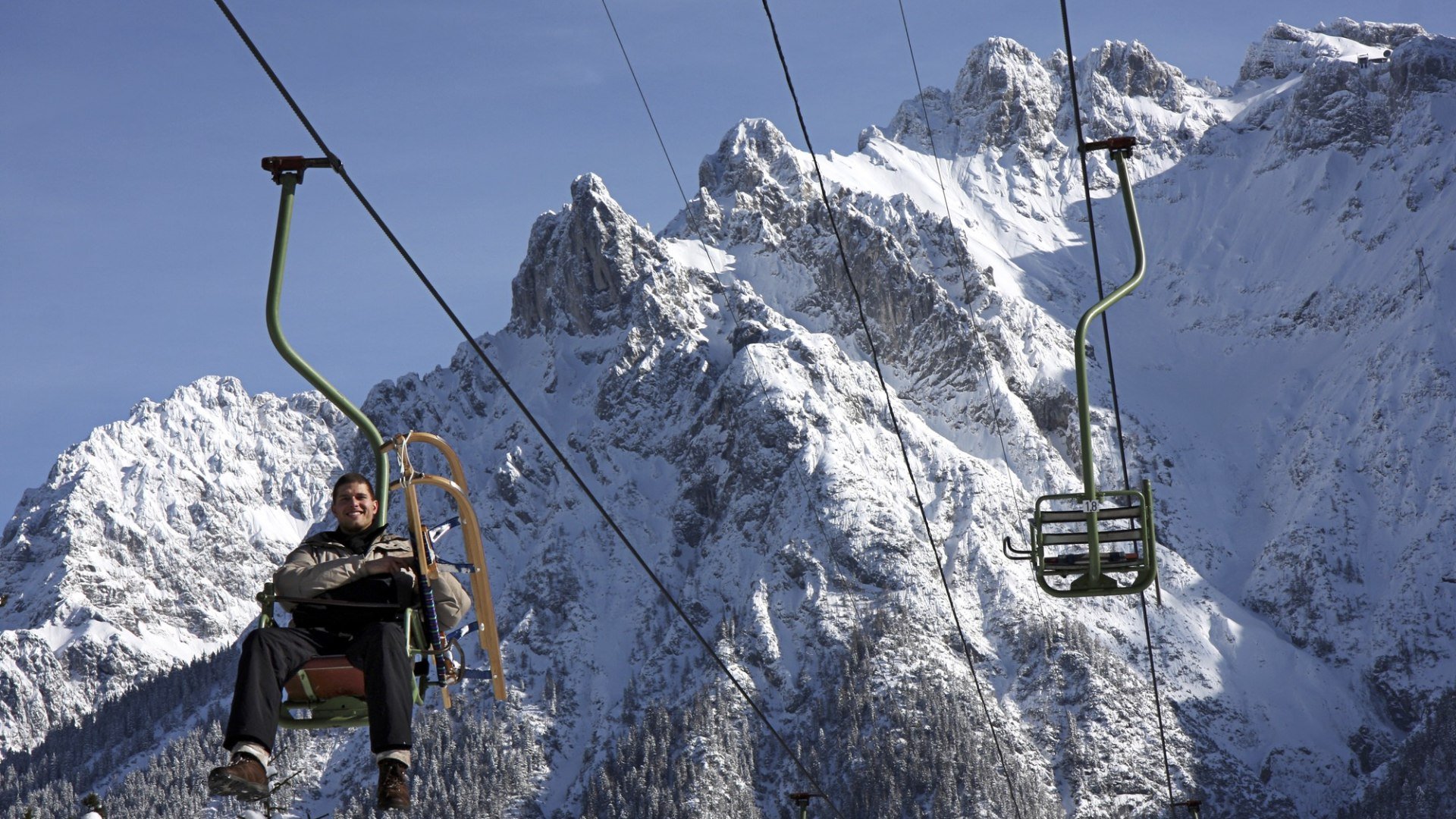 Tobogganing and winter hiking on the Kranzberg, comfortably accessible by the Kranzberg chairlift, © Alpenwelt Karwendel | Rudolf Pohmann