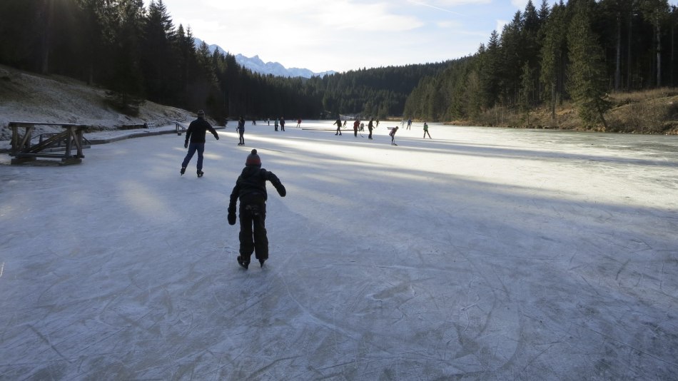 Auch im Winter bietet der Grubsee der ganzen Familie ihren Freizeitspaß , © Alpenwelt Karwendel | Christoph Schober 