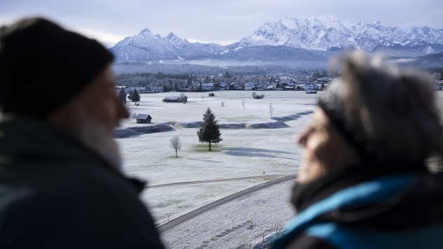 Blick auf Arnstock und Wetterstein bei einer Winterwanderung am Golfplatz Wallgau, © Alpenwelt Karwendel | Kreativ-Instinkt