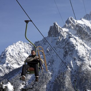 Rodeln und Winterwandern auf dem Kranzberg, gemütlich mit dem Kranzberg-Sessellift erreichbar, © Alpenwelt Karwendel | Rudolf Pohmann