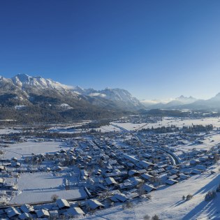 Aussicht über die verschneiten Orte Wallgau, Mittenwald und Krün, © Alpenwelt Karwendel | Kriner&Weiermann