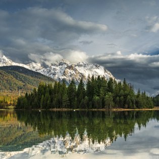 Isar-Stausee im Herbst mit verschneiten Karwendelbergen, © Alpenwelt Karwendel | Thomas Mattke