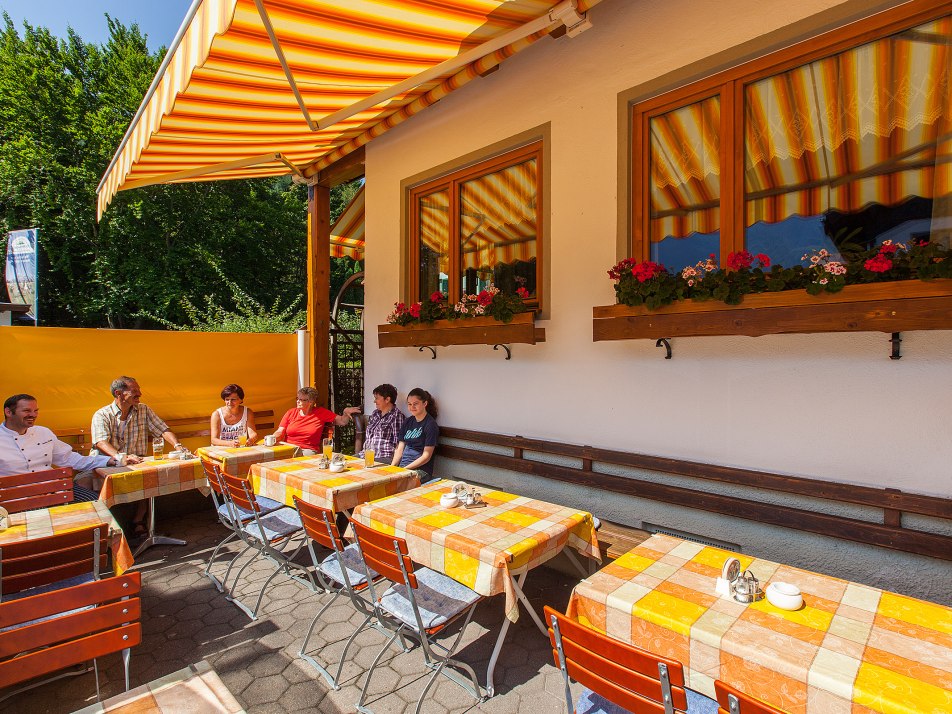 Terrasse der Gaststätte am Kurpark, © Werbeagentur Merzer Mittenwald