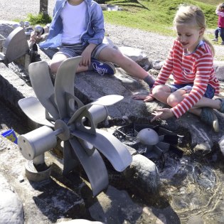 Stream with water wheel at the children's playground in Krün, © Alpenwelt Karwendel | Stefan Eisend