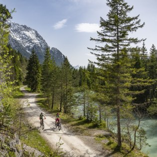 Biketour an der Isar zwischen Mittenwald und Krün, © Alpenwelt Karwendel | Pierre Johne