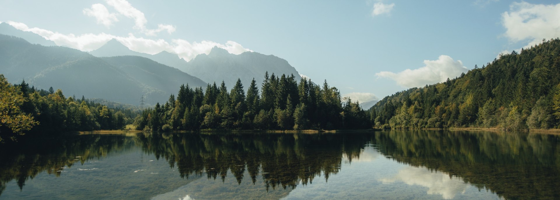 Clear water with a Karwendel panorama: the Isar reservoir near Krün, © Bever.nl