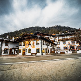 Typische alte Häuser aus dem Werdenfelser Land am Wallgauer Dorfplatz mit Lüftlmalereien aus vergangenen Jahrhunderten. , © Alpenwelt Karwendel | mr.schneemann