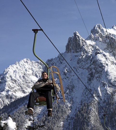 Tobogganing and winter hiking on the Kranzberg, comfortably accessible by the Kranzberg chairlift, © Alpenwelt Karwendel | Rudolf Pohmann