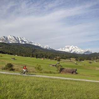 Unterwegs mit dem Bike an den Buckelwiesen bei Krün, © Alpenwelt Karwendel | Pierre Johne