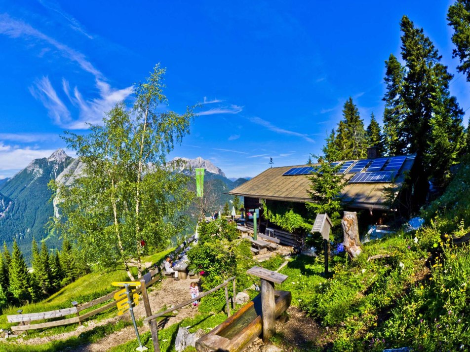 Brunnsteinhütte mit Blick auf Wettersteinmassiv 5111, © Alpenwelt Karwendel | Barbara und Hans-Peter Gallenberger