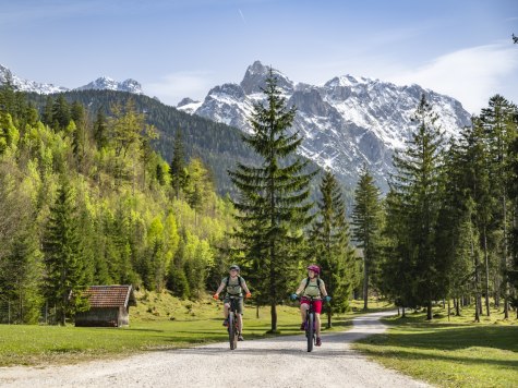 Biketour zwischen Mittenwald und Krün nahe der Isar, © Alpenwelt Karwendel | Pierre Johne