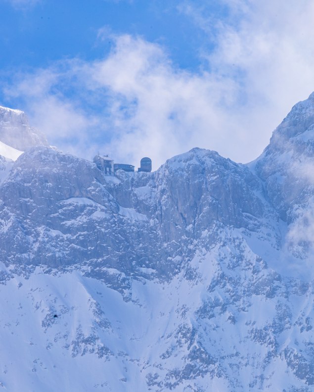 Meterhohe Schneewände und schroffe Eisfelsen umrahmen die Bergstation der Karwendelbahn - Winter in Bayern, © Alpenwelt Karwendel | mr.schneemann