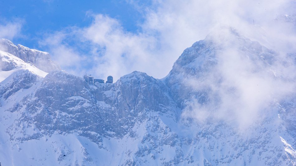 Meterhohe Schneewände und schroffe Eisfelsen umrahmen die Bergstation der Karwendelbahn - Winter in Bayern, © Alpenwelt Karwendel | mr.schneemann