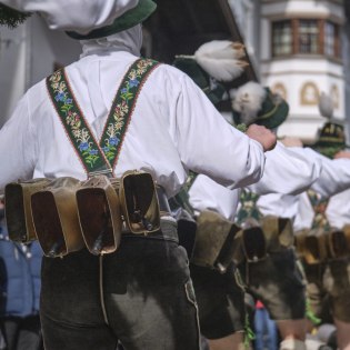 Die Schellenrührer in Mittenwald - traditioneller Fasching im Werdenfelser Land, © Alpenwelt Karwendel | Burkhard Luther