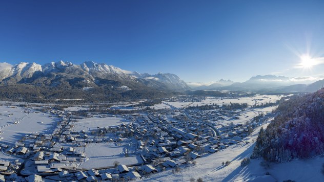 Aussicht über die verneiten Orte Wallgau, Mittenwald und Krün, © Alpenwelt Karwendel | Kriner&Weiermann