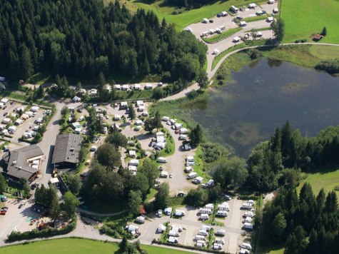 Eine Luftbildaufnahme zeigt den gesammten Caravanpark am Tennsee bei Krün , © Alpenwelt Karwendel | Alpen-Caravanpark Tennsee 