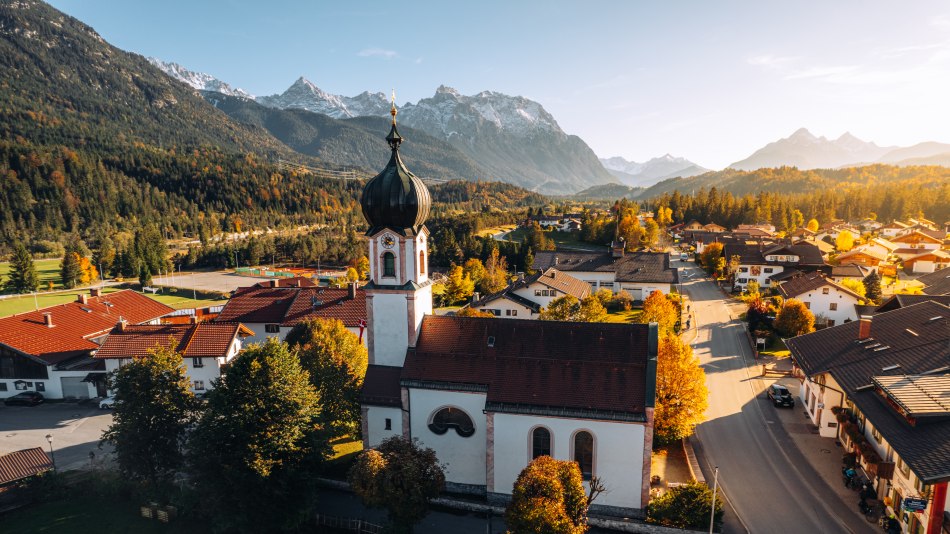 Warmes Abendlicht in Krün mit Blick aufs Karwendel - Urlaub in den Bergen in Bayern, © Alpenwelt Karwendel | Kristof Göttling