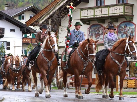 Georgiritt zur Kapelle Maria Königin, © Alpenwelt Kawendel | Wera Tuma