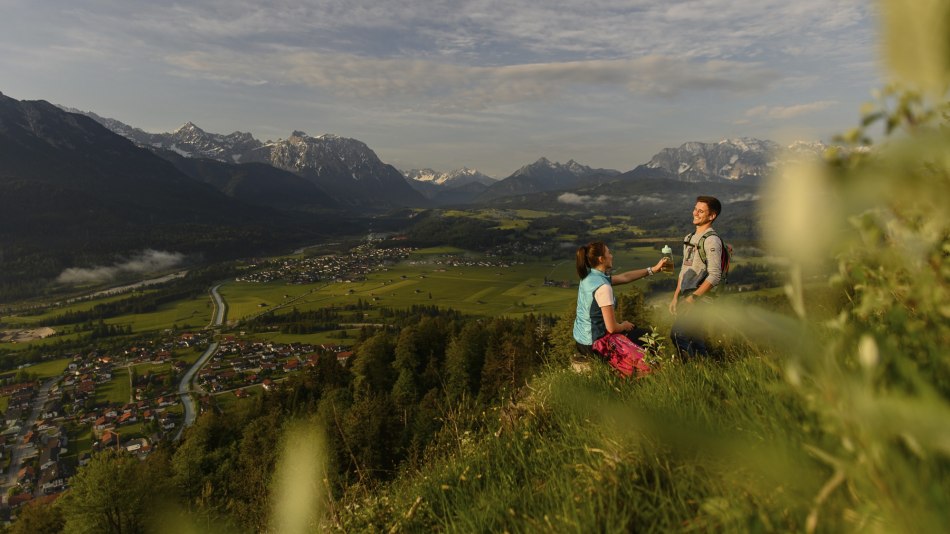 Ausblick vom Unterstand am Krepelschrofen über Wallgau ins Isartal mit Wallgau, Krün und Mittenwald., © Alpenwelt Karwendel | Philipp Gülland