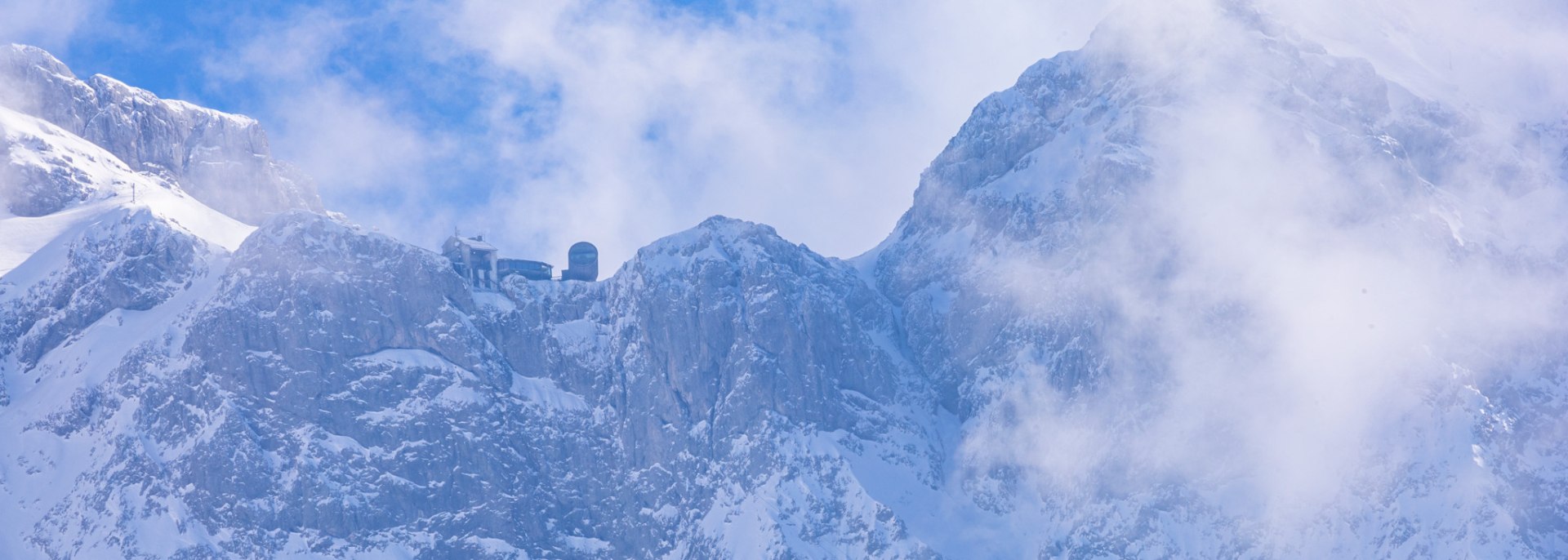 Meter-high snow walls and rugged ice cliffs frame the mountain station of the Karwendelbahn - Winter in Bavaria, © Alpenwelt Karwendel | mr.schneemann