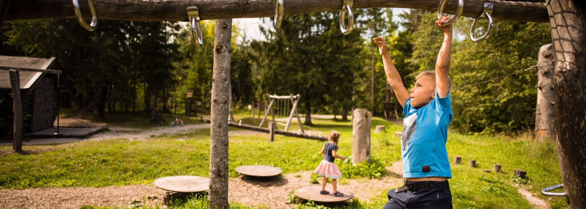 Children have fun on the playground, © Alpenwelt Karwendel | Philipp Gülland