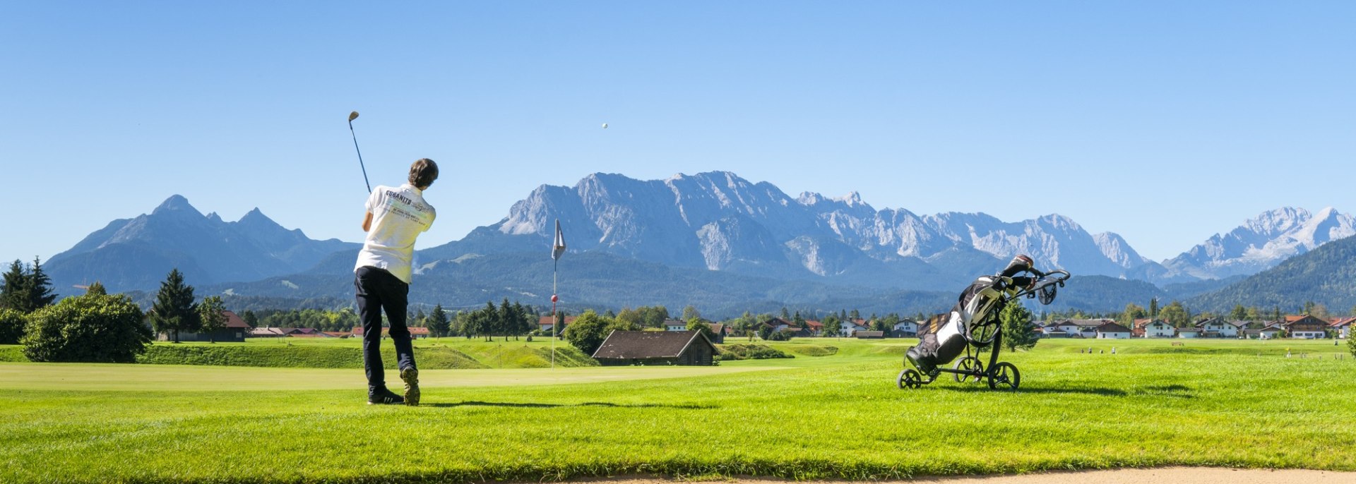 The Golf- und Landclub Karwendel in Wallgau offers a 9-hole course with a 19-hole variant nestled between the Zugspitze, Karwendel and Walchensee lakes., © Alpenwelt Karwendel | Paul Wolf