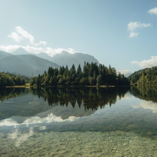 Klares Wasser mit Karwendelpanorama: Der Isar-Stausee bei Krün, © Bever.nl