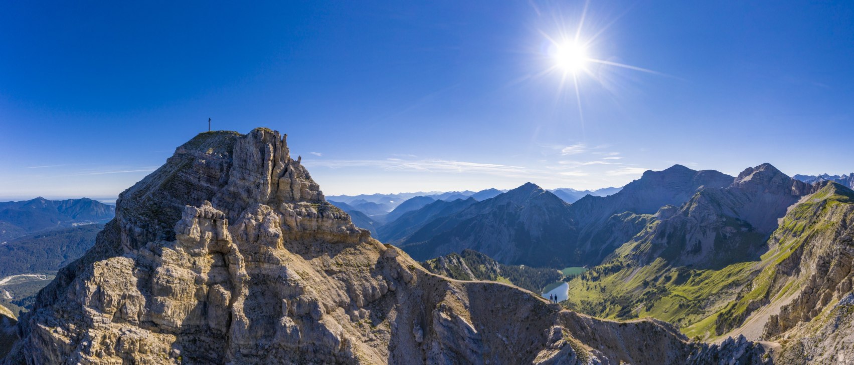 Schöttlkarspitze mit Blick Richtung Soiernsee, © Alpenwelt Karwendel | Kriner&Weiermann