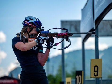 beim Sommertraining legt Selina G. das Kleinkalibergewehr an