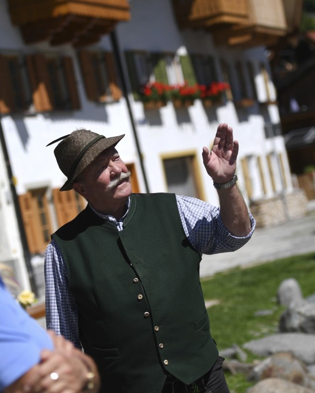 Litpold Wurmer zeigt Ihnen bei seiner Ortsführung die interessanten Details von Mittenwald, © Alpenwelt Karwendel | Angelika Warmuth