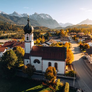 Warmes Abendlicht in Krün mit Blick aufs Karwendel - Urlaub in den Bergen in Bayern, © Alpenwelt Karwendel | Kristof Göttling