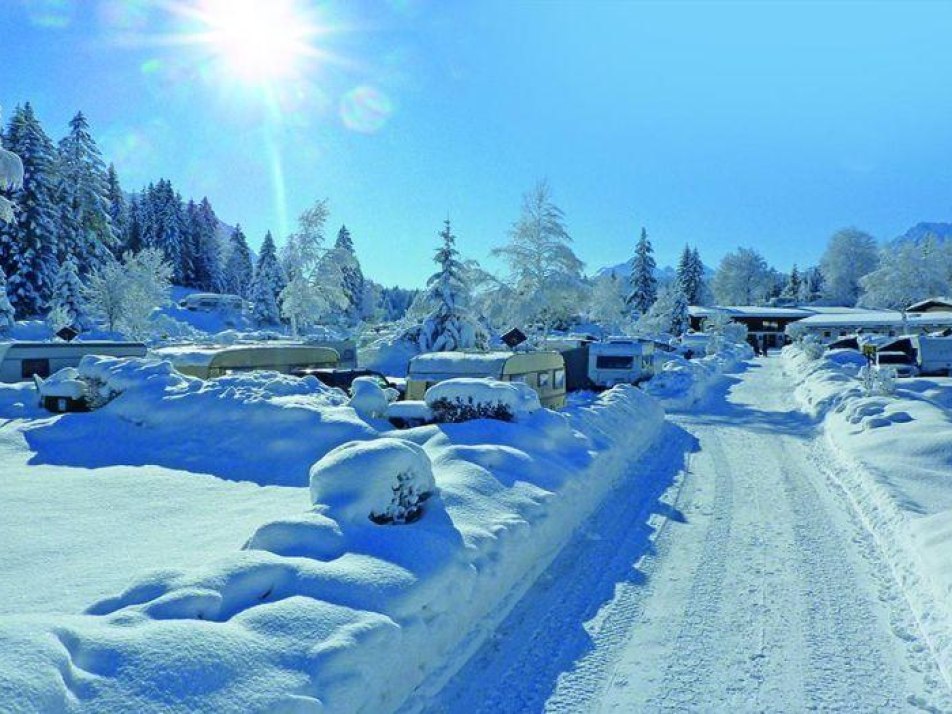 Livemusik mit Tanz am Tennsee, © Alpenwelt Karwendel | Alpencaravanpark Zick Tennsee