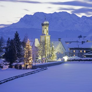 Das Bild zeigt die Pfarrkirche St. Jackob in der Adventszeit mit Christbaum , © Alpenwelt Karwendel | Wenzel Fischer 