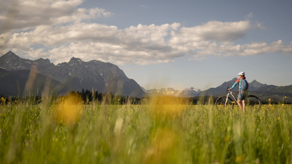 Aussichten bei Krün auf dem Weg von Wallgau zum Barmsee, © Alpenwelt Karwendel | Philipp Gülland