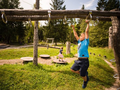 Kinderfreunden auf dem Wallgauer Naturspielplatz, © Alpenwelt Karwendel | Philipp Gülland