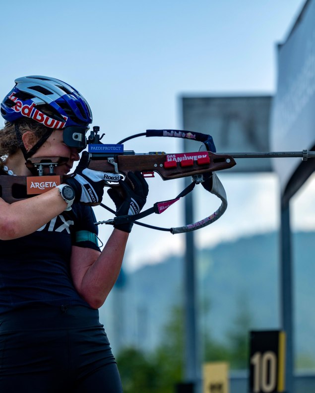 beim Sommertraining legt Selina G. das Kleinkalibergewehr an