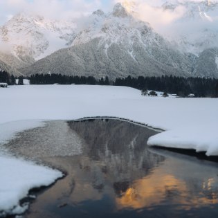 Schmalensee mit verschneiter Landschaft und Karwendel, © Alpenwelt Karwendel | André Alexander@formgestalter