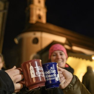 Gesellige Momente am Christkindlmarkt in Mittenwald, © Alpenwelt Karwendel | Philipp Gülland