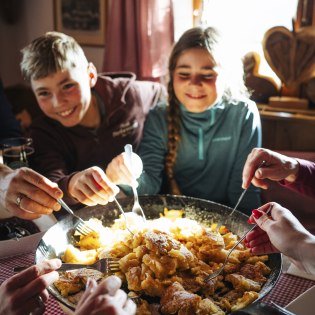 Einkehr mit Kaiserschmarrn mit der Familie an der Korbinianhütte bei Mittenwald , © Alpenwelt Karwendel | André Alexander@formgestalter