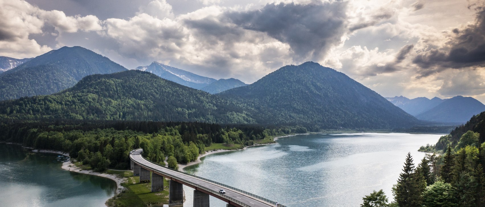 Brücke über den Sylvensteinspeicher am Isarradweg, © Tölzer Land Tourismus | Fotografie Dietmar Denger