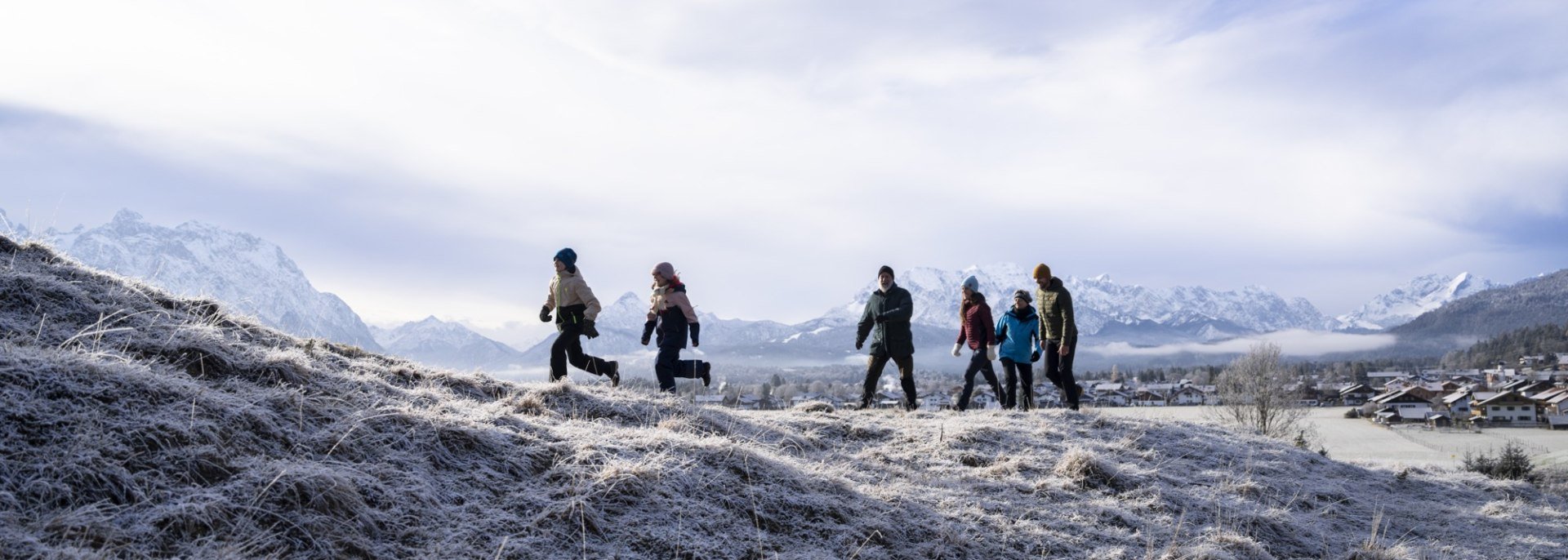 Winter mit Ausssicht: Spaziergang über Reif-Wiese im Wallgauer Winter, © Alpenwelt Karwendel | kreativ-instinkt.de