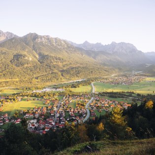 Blick vom Krepelschrofen auf Wallgau, Krün und Mittenwald mit Soiern- und Karwendelbergen, © Alpenwelt Karwendel | André Alexander @fromgestalter